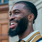 Foto de uma pessoa sorrindo
