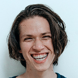 Foto de uma pessoa sorrindo